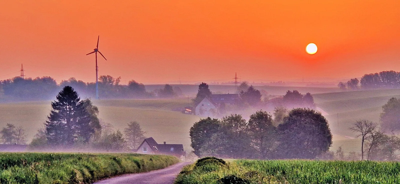 Deutsche Landwirtschaftsfläche mit Windenergieanlagen